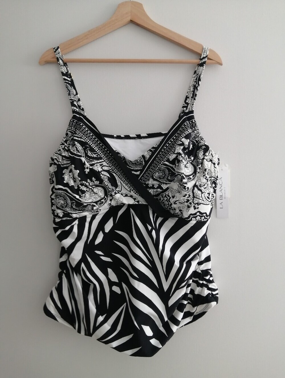 NWT La Blanca Plus Size Tankini Top Black White Paisley Tropical Print Size 22W